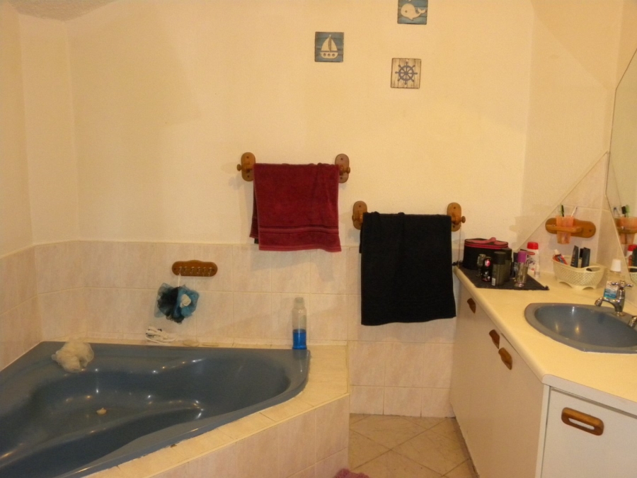 5 Bedroom Property for Sale in Wavecrest Eastern Cape